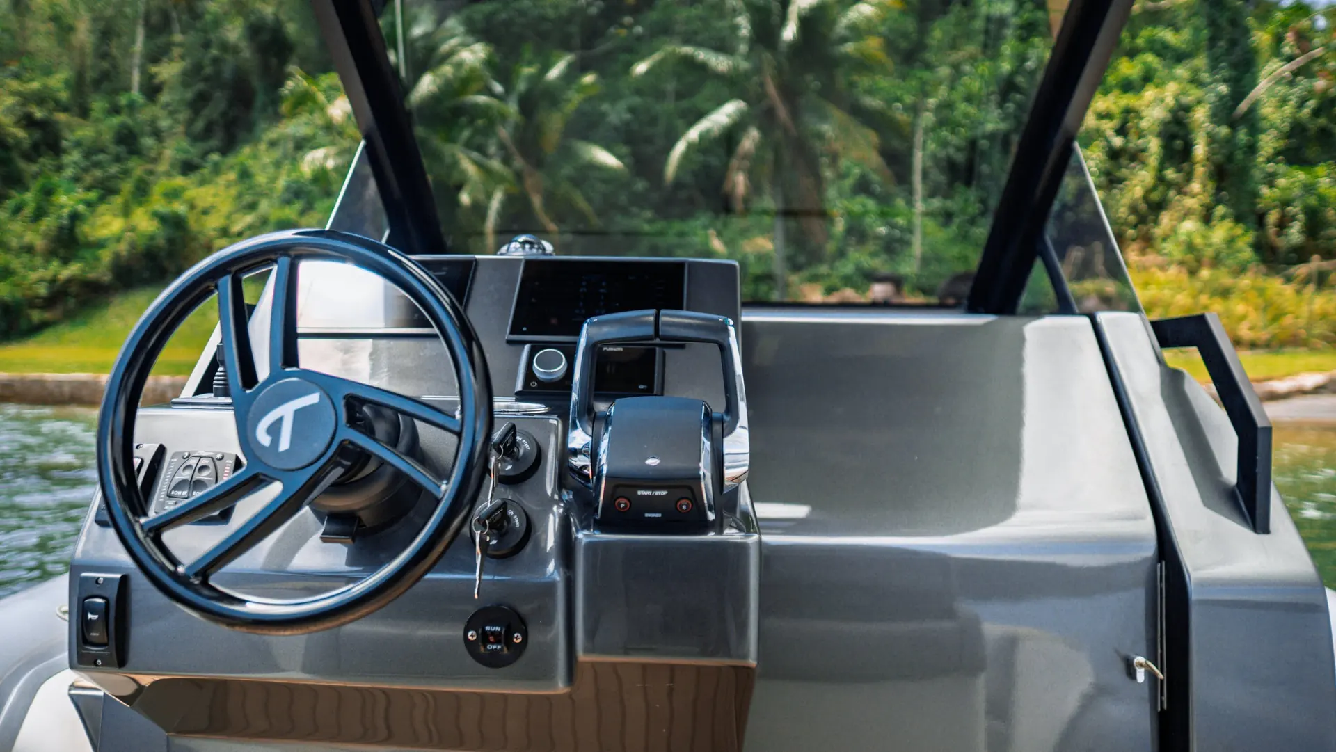 TIRRENO 38 engineering and helm